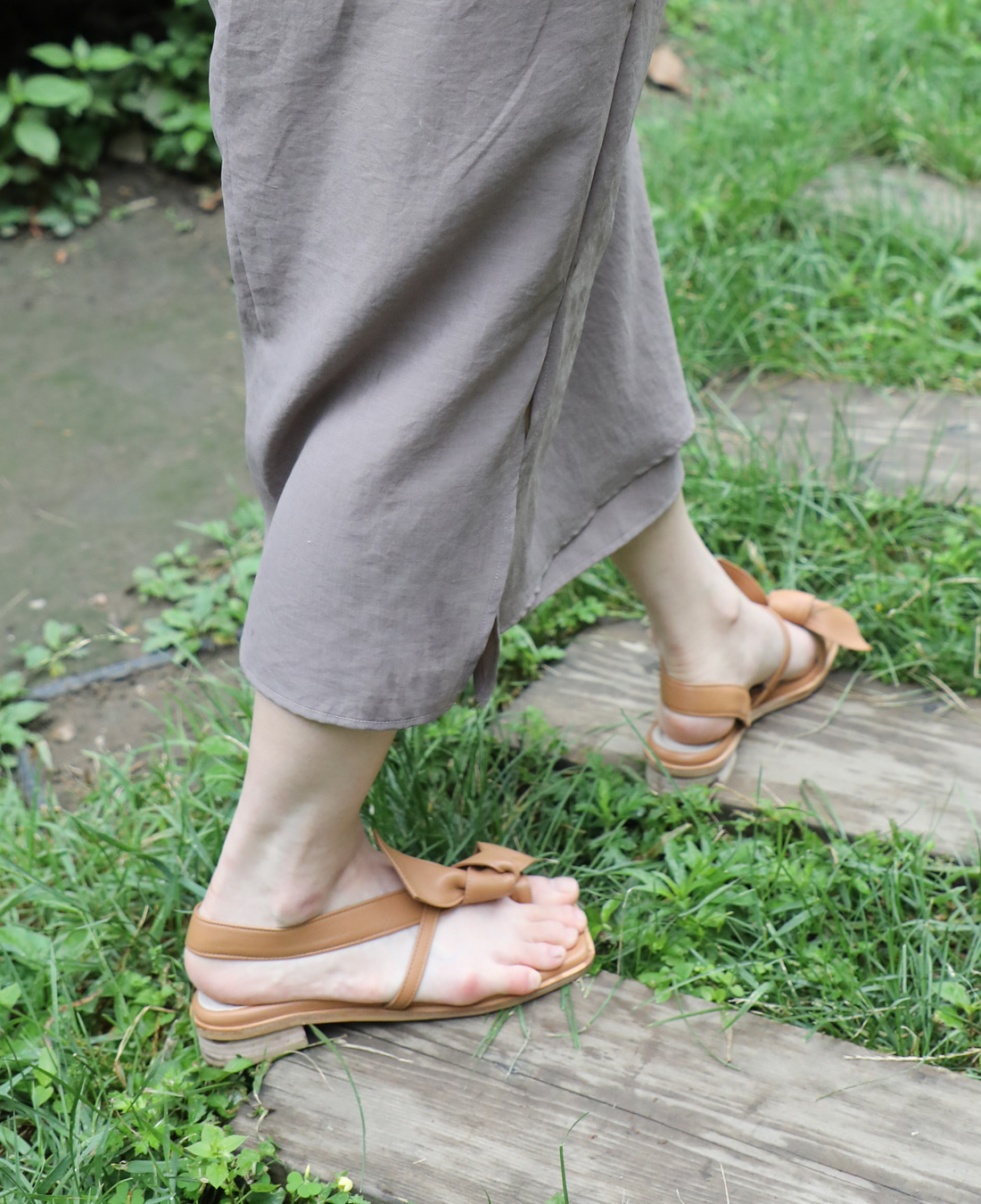 Ribbon Toe Ring Sandal (Brown)